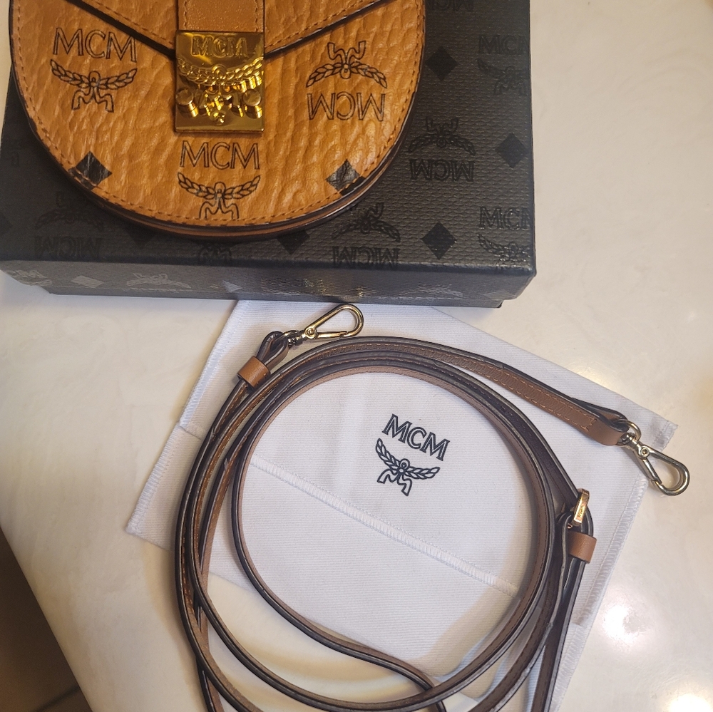 Crossbody Wallet - Picture 5 of 11